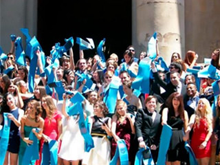 Recién graduados con sus bandas en las escaleras del Palacio de Anaya